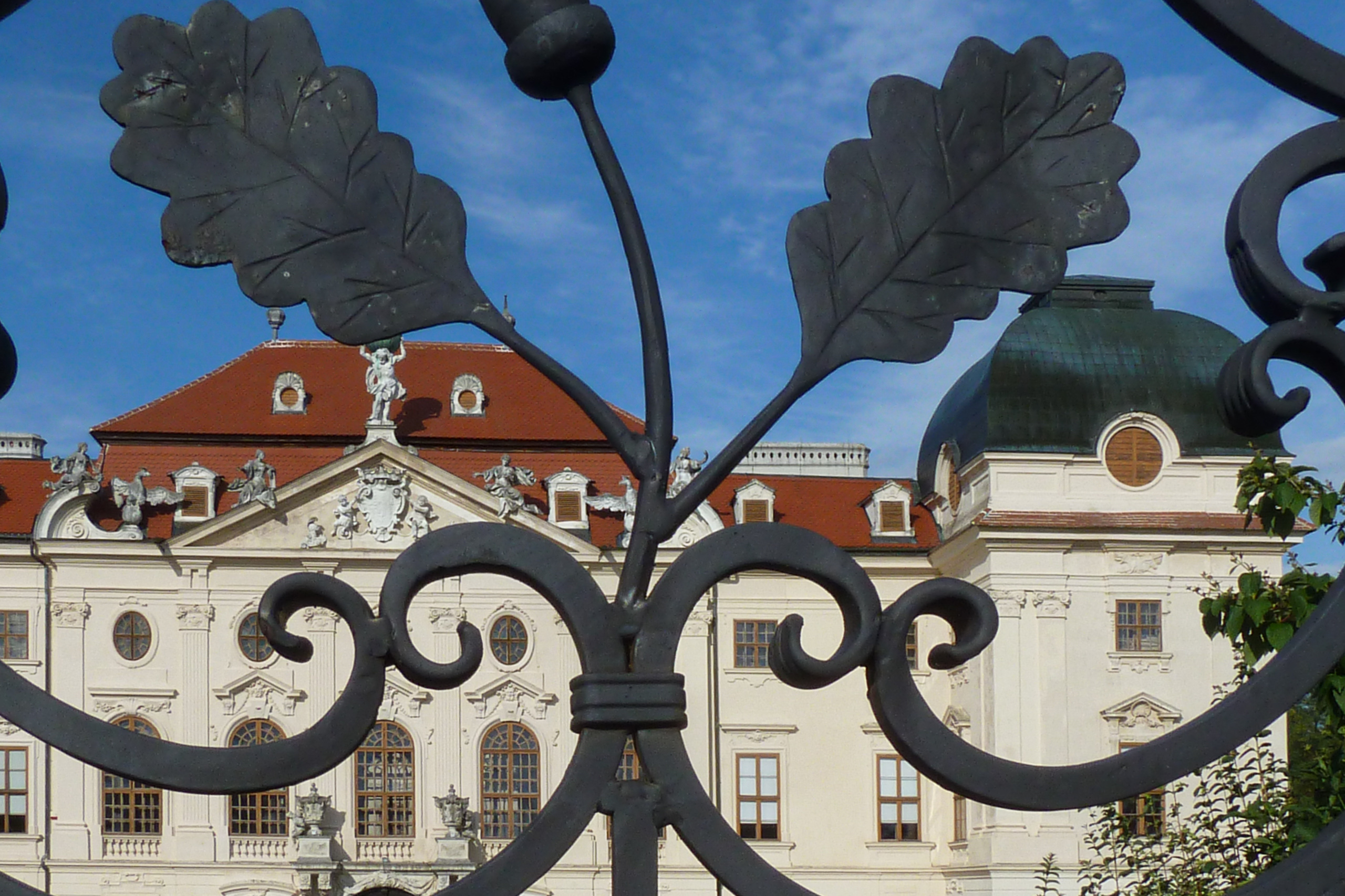 Barocke Fassade hinter einem schmiedeeisernen Gartentor